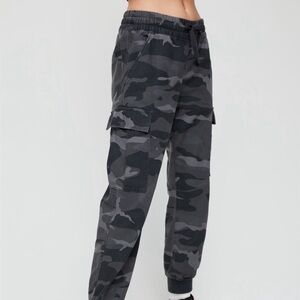 *NWT* ARITZIA TNA CAMO CARGO PANTS - XXS